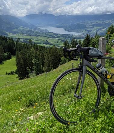 Ein Bild, das Gras, drauen, Berg, Fahrrad enthlt.

Automatisch generierte Beschreibung