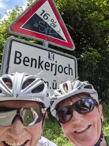 Ein Bild, das drauen, Schild, Personen, stehend enthlt.

Automatisch generierte Beschreibung