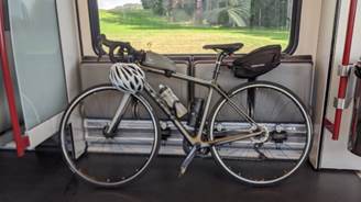 Ein Bild, das Fahrrad, drauen, geparkt, Fenster enthlt.

Automatisch generierte Beschreibung