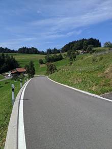 Ein Bild, das Gras, Szene, Strae, drauen enthlt.

Automatisch generierte Beschreibung