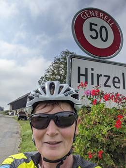 Ein Bild, das drauen, Person, Schild, Frau enthlt.

Automatisch generierte Beschreibung