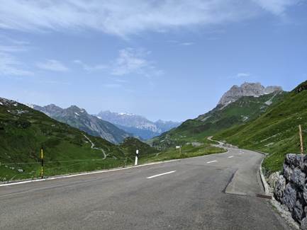Ein Bild, das Himmel, Berg, drauen, Strae enthlt.

Automatisch generierte Beschreibung