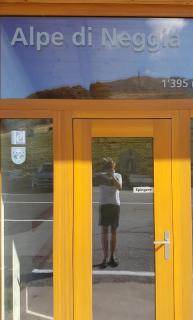 Ein Bild, das Gebude, Tr, Fenster, Zug enthlt.

Automatisch generierte Beschreibung