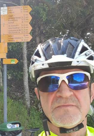 Ein Bild, das drauen, Person, tragen, Mann enthlt.

Automatisch generierte Beschreibung
