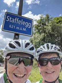 Ein Bild, das drauen, Person, Schild, Mann enthlt.

Automatisch generierte Beschreibung