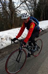 Ein Bild, das drauen, Fahrrad, Schnee, Person enthlt.

Automatisch generierte Beschreibung