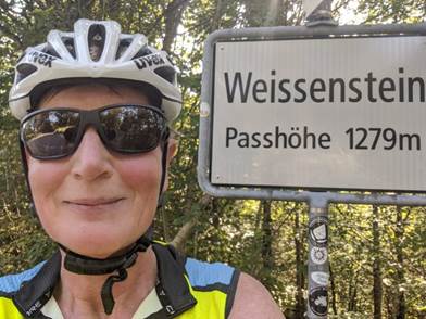 Ein Bild, das drauen, Person, tragen, Frau enthlt.

Automatisch generierte Beschreibung