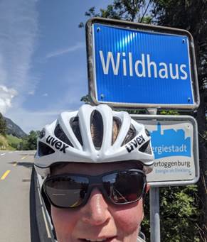 Ein Bild, das drauen, Person, Mann, tragen enthlt.

Automatisch generierte Beschreibung
