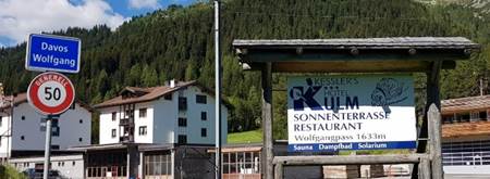 Ein Bild, das Gras, drauen, Schild, Berg enthlt.

Automatisch generierte Beschreibung